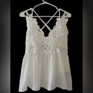 2/$15 3/$20🌹 Shein white top with lace and chiffon accents